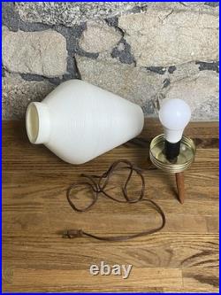 1960s Vintage MCM Underwriters Laboratories Inc Issue No. 33 Table Lamp