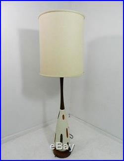 Mid Century Modern Ceramic Walnut Abstract Design Danish Style Table Lamp vtg