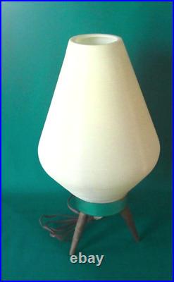 VINTAGE Mid Century MCM WHITE RIBBED Table Lamp14 Plastic BEEHIVE SHADETRIPOD