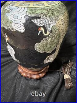 Vintage table lamp with hand painted Japanese cranes Vintage table lamp with hand painted Japanese cranes