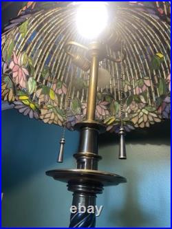Vintage tiffany style table lamp Very Pretty &big Vintage tiffany style table lamp Very Pretty &big