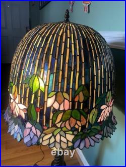 Vintage tiffany style table lamp Very Pretty &big