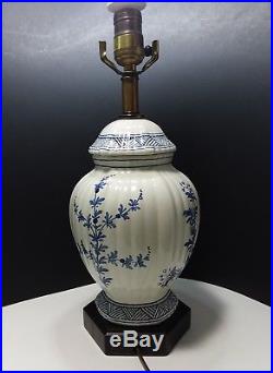 Vtg Frederick Cooper Chinoiserie Blue And White Floral Porcelain Table Lamp