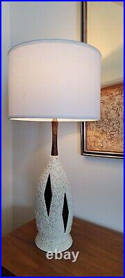 Vtg Mid Century Modern White Lava Glaze Ceramic Wood, Diamond Inlays Lamp 31